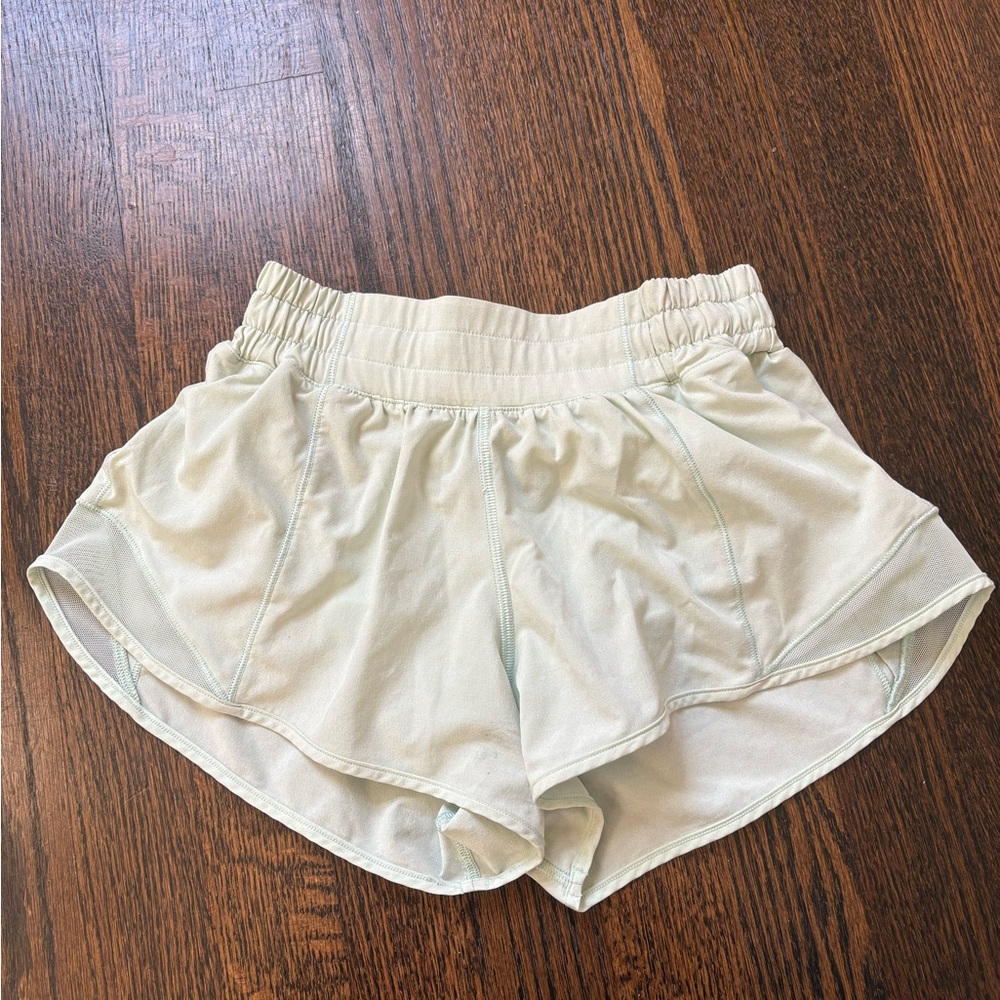 Lululemon Mint Moment Hotty Hots, LR 2.5 inch, size 2
